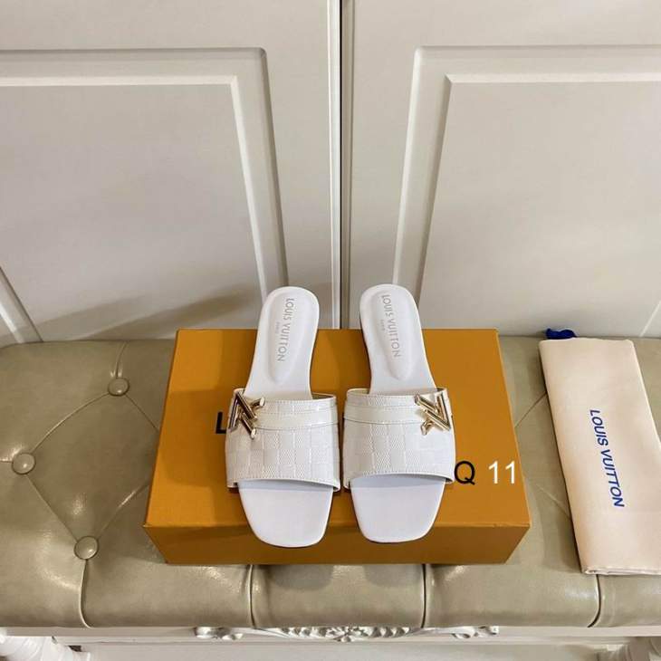 Picture of Louis Vuitton Slippers _SKULVsz35-40Y0119429